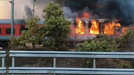 <div class="paragraphs"><p>A fire broke out in Thiruvananthapuram-Hazrat Nizamuddin Rajdhani Express near Ratlam in Madhya Pradesh.</p></div>