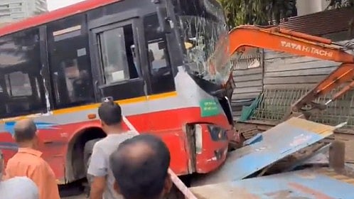<div class="paragraphs"><p>A BEST bus involved in a fatal crash in Mumbai's Dadar area after colliding with multiple vehicles and pedestrians, leaving one person dead and four injured.</p></div>