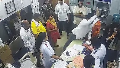 <div class="paragraphs"><p>Protests Across Maharashtra as Female Doctor Quits After Sena Leader's Attack</p></div>