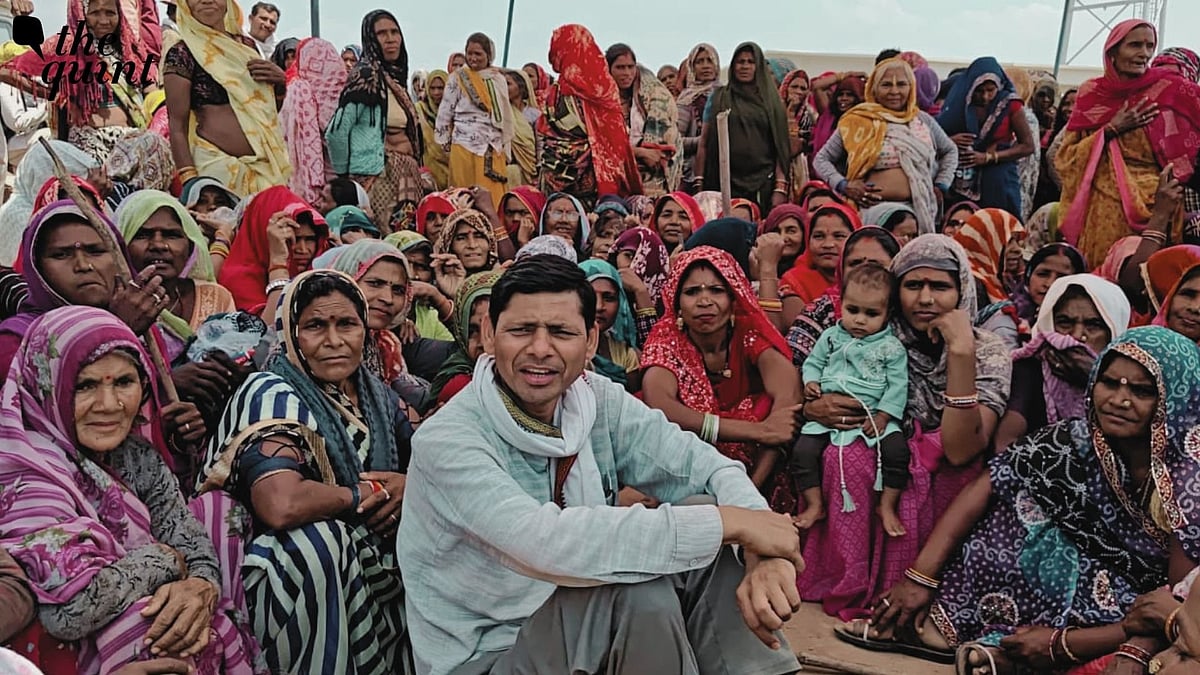 <div class="paragraphs"><p>Activist Amit Bhatnagar with protestors resisting the Ken-Betwa river linking project in Madhya Pradesh's Bundelkhand region.</p></div>