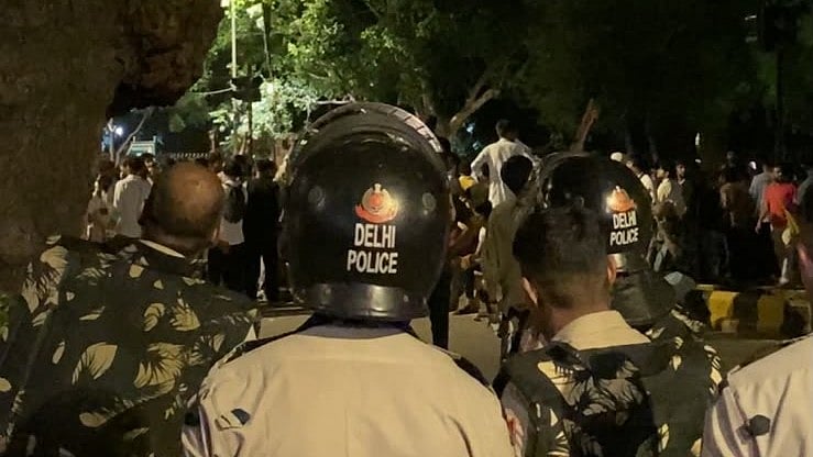 <div class="paragraphs"><p>Hours-Long Stand-off Between Police, CJP Protesters at Sansad Marg</p></div>