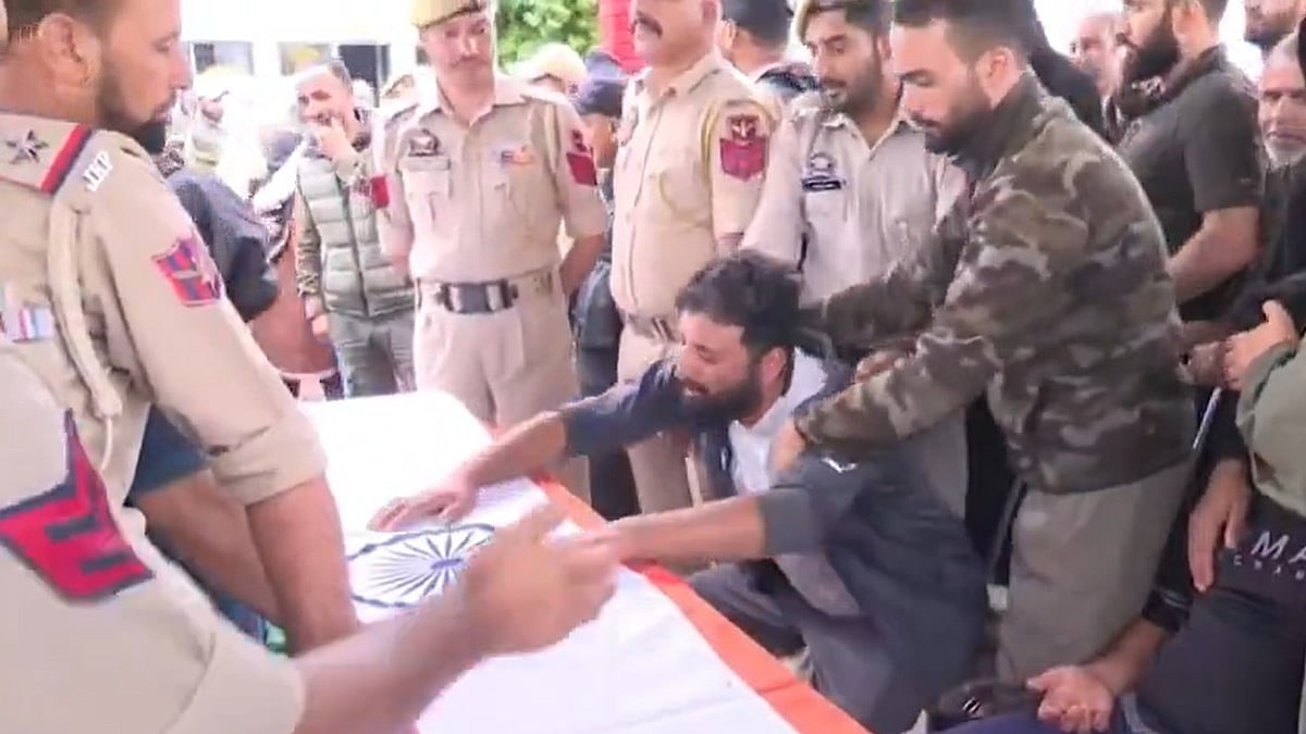<div class="paragraphs"><p>Hundreds Attend Funeral of J&K Police Official Killed in Anantnag Terror Attack</p></div>