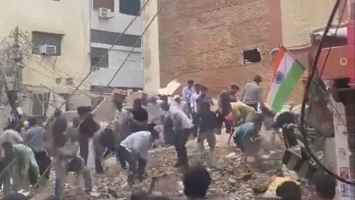 <div class="paragraphs"><p>Satya Niketan PG Collapse: 7 Dead, 11 Rescued as FIR Registered Against PG Owner</p></div>