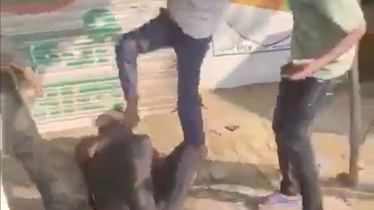<div class="paragraphs"><p>Muslim Biryani Seller Assaulted In Lucknow Over Beef Allegation</p></div>