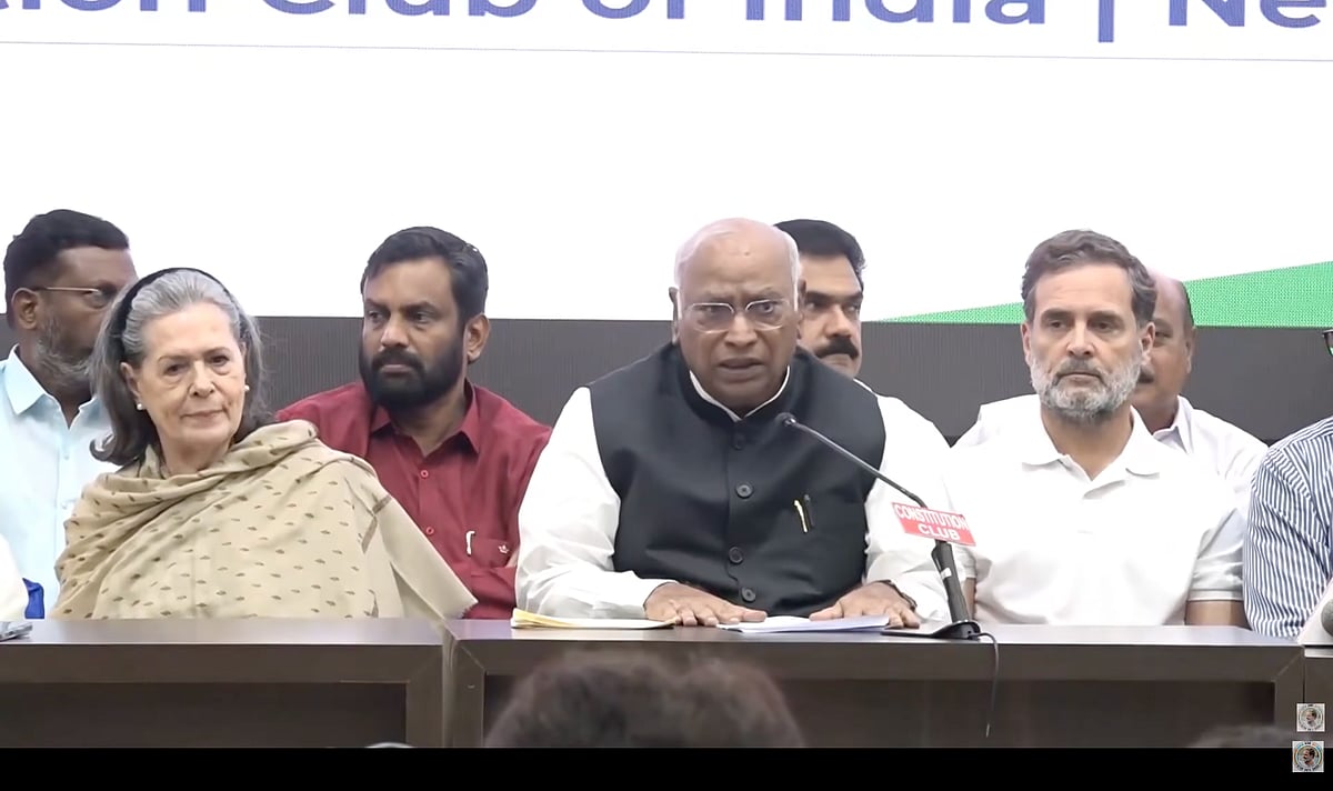 <div class="paragraphs"><p>INDIA Bloc Demand Pre-SIR Rolls in Future Polls, Plan 'Save Democracy' Campaign</p></div>