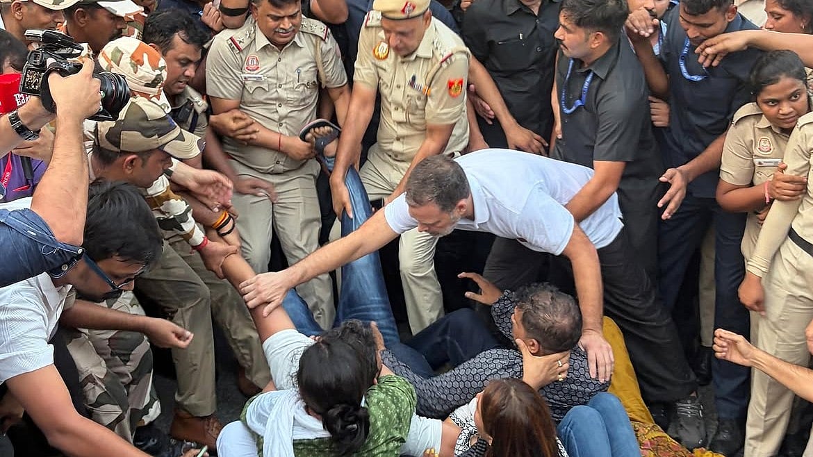 <div class="paragraphs"><p>Rahul, Priyanka Detained as Opposition MPs Attempt to March to Jantar mantar</p></div>