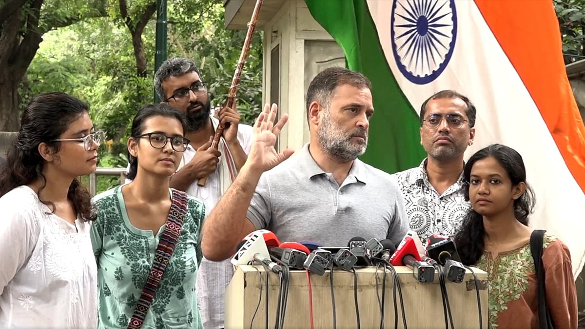 NEET-NET विवाद: राहुल गांधी ने छात्रों के बीच PM मोदी से धर्मेंद्र प्रधान को बर्खास्त करने की मांग की