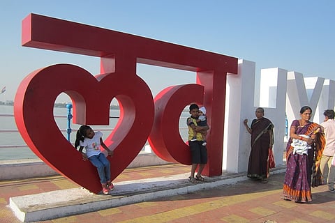 Love Hyd: Popular selfie spot brings on the blues for guards and traffic wardens