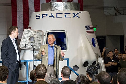 SpaceX to send two tourists around the moon in 2018 