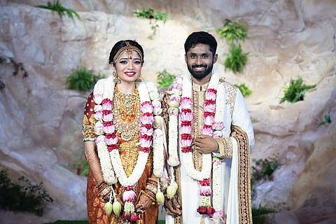 The couple, Aishwarya Shankar and Rohit Damodaren are seen posing together 