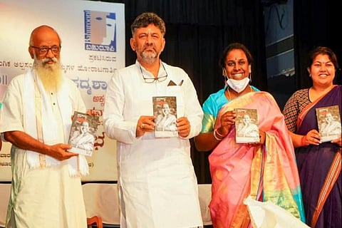Akkai Padmashali with Prasanna Hegodu, DK Shivakumar and Sowmya Reddy 