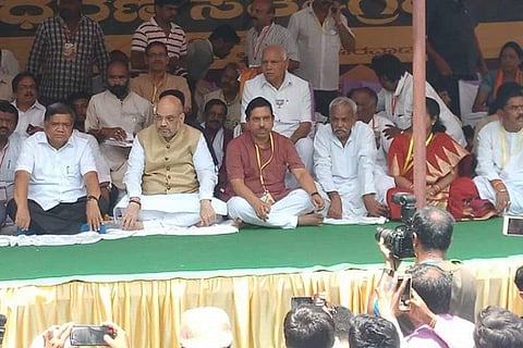 Amit Shah fasts wih Yeddyurappa, says Congress has no 'internal democracy'