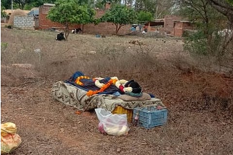 The body of a migrant worker before his last rites are conducted