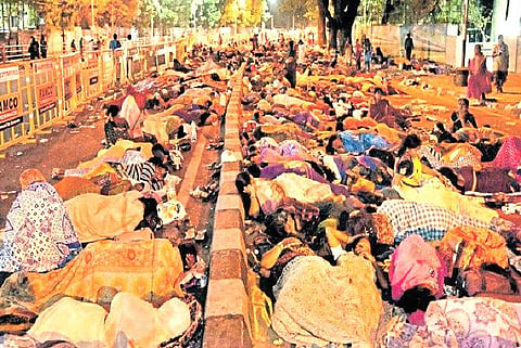 Why did thousands of women sleep on a public road under the Bengaluru sky?