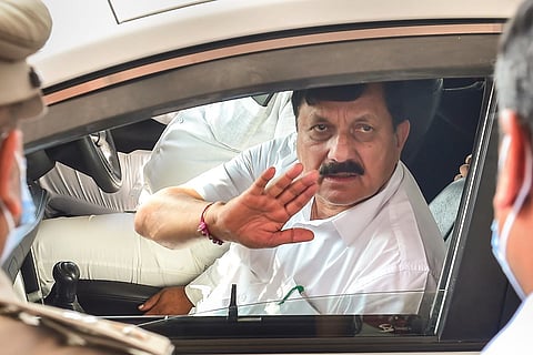 Karnataka Home Minister Araga Jnanendra speaking to officials from inside a car