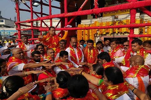 BJP Corporators accompanied by Bandi Sanjay taking oath at Bhagyalakshmi temple at Charminar 