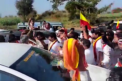 Kannada activists gherao minister's car