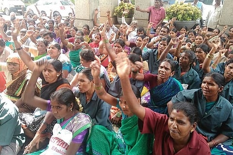 Heartless BBMP contractors try to take pourakarmikas for a ride, make them sign wrong papers