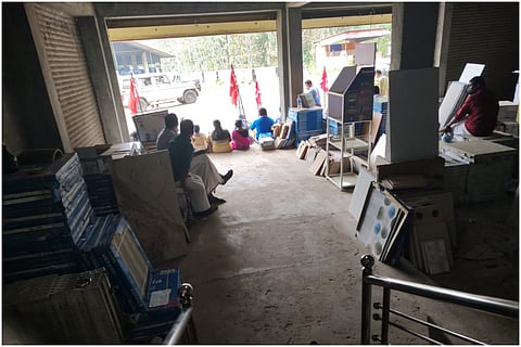 CITU workers blocking a tiles showroom in Kerala 
