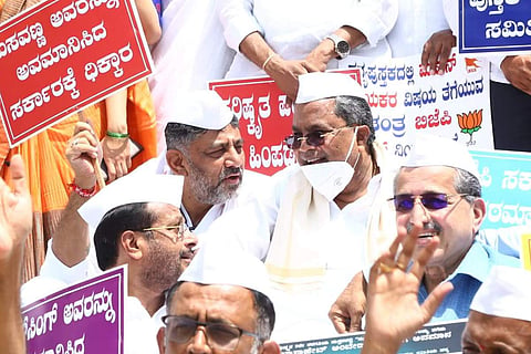 DK Shivakumar and Siddaramaiah among other Congress leaders protesting the BJP government