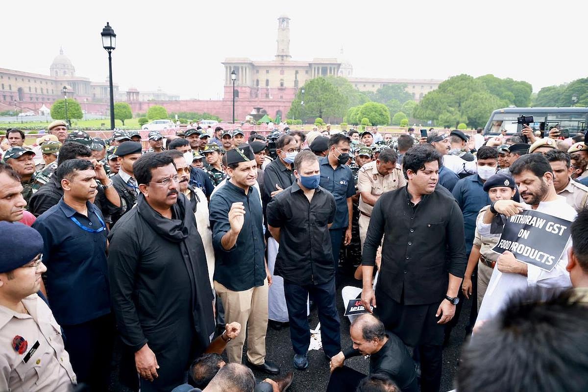 Wearing black clothes, Congress leaders stage protest against price rise