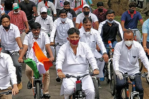 Siddaramaiah, DK Shivakumar cycle to party office protesting fuel hike in Bengaluru