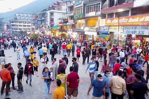 Crowded Mall Road in Manali