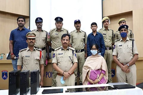 Cyberabad CP Sajjanar along with police officials at a press meet 