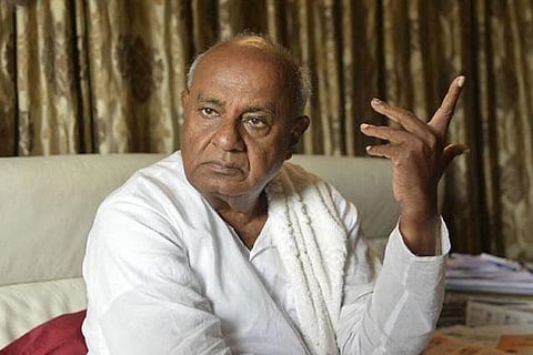 Former Prime Minister Deve Gowda with his fingers spread in a talking mod 