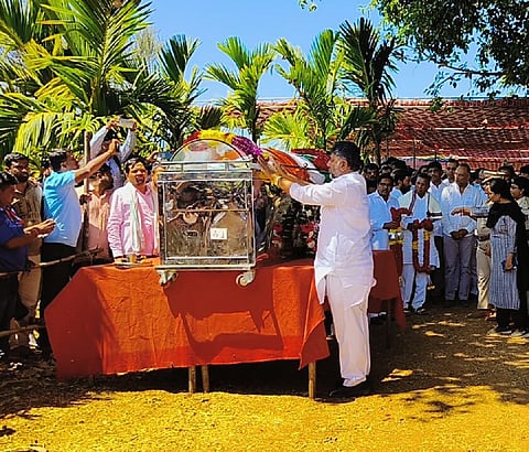DK Shivakumar pays respects to Dhruvanarayana