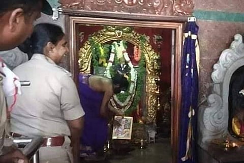 Fake News: Chamarajanagar SP did not ask temple priest to do puja for Jesus photo