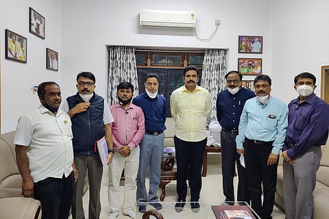 Vijayendra meeting striking government doctors, Bengaluru