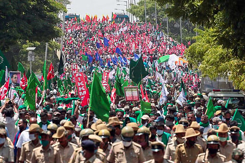 Farmers protesting holding up green and red flags in Bengaluru 