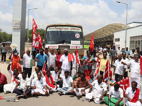 Farmers stage bus roko in front of Thanjavur bus stand as part of Bharat Bandh