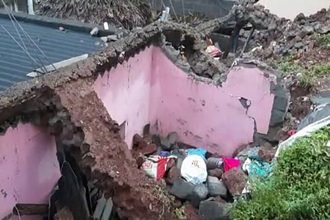 House in Gajuwaka collapsed from continuous rains