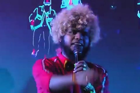 Gaana singer Saravedi Saravanan seen singing in the mike. 