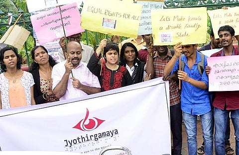 'Cannot distinguish new currency notes': Visually impaired people protest in Kerala 