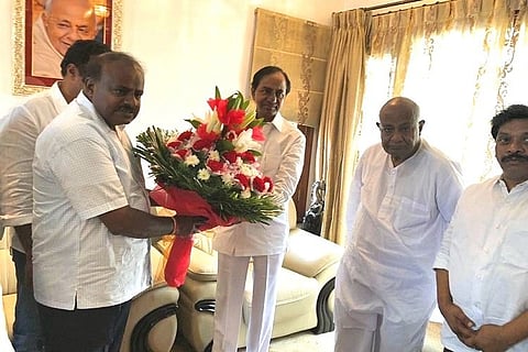 KCR meets Deve Gowda, urges Telugu-speaking people in Karnataka to support JD(S)