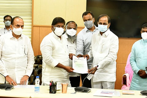 Bhatti Vikramarka handing over the letter to Chief Minister KCR