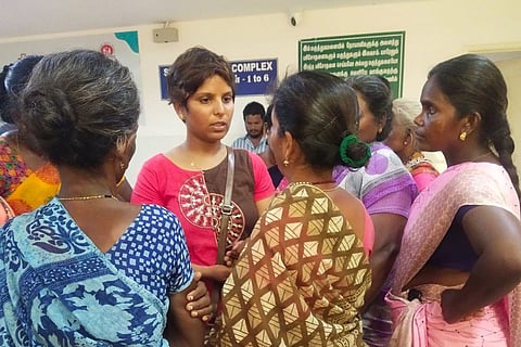 Kowsalya meeting with Anushya's family members 