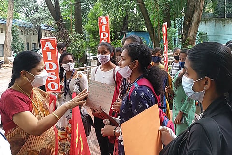VC talking to the students