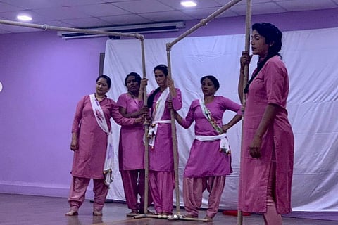 Women performing Main Yaha Hoon 