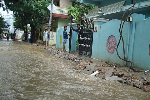 In rain hit Hyderabad, a lake spews sewage onto the streets 