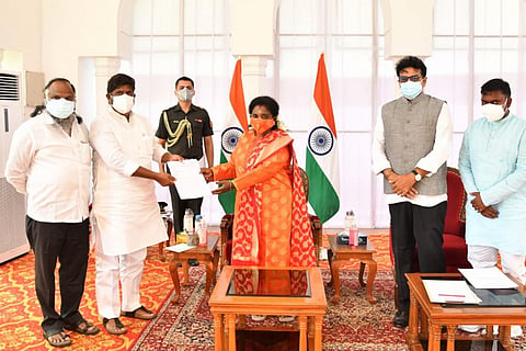 Congress leader Bhatti Vikramarka handing over the letter to Governor Tamilisai Soundararajan