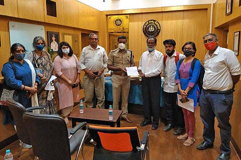 A group of citizens submitting memorandum for Disha Ravi to DCP Anucheth 