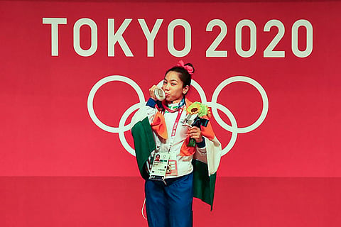 Mirabai Chanu kissing her medal at Tokyo Olympics 2020
