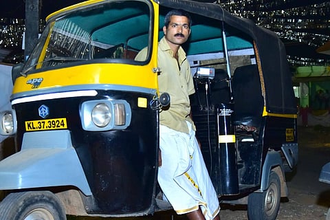 കടത്തിൽ മുങ്ങി നിൽക്കുന്നു, എങ്കിലും ഇയാൾ കളഞ്ഞുകിട്ടിയ  അഞ്ചുലക്ഷം തിരിച്ചേല്പിച്ചു