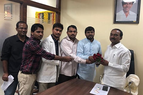 Protesting Hyd junior docs call off strike after meeting with Health Minister