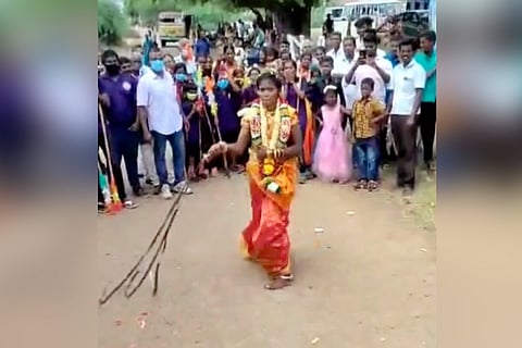 Tamil Nadu bride Nisha performing martial arts in her wedding get-up