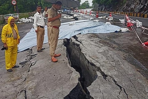 Major crack in Kasara Ghat road due to rains, bus services from Karnataka to Pune, Mumbai halted